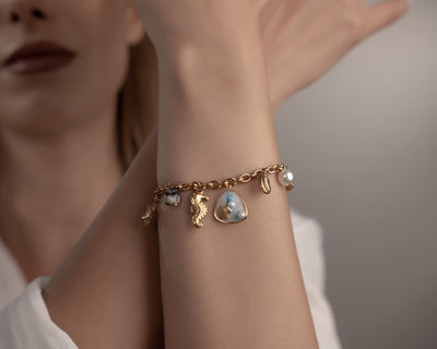 Maritimes Bettelarmband für Damen in Gold: Viele Anhänger und Charms