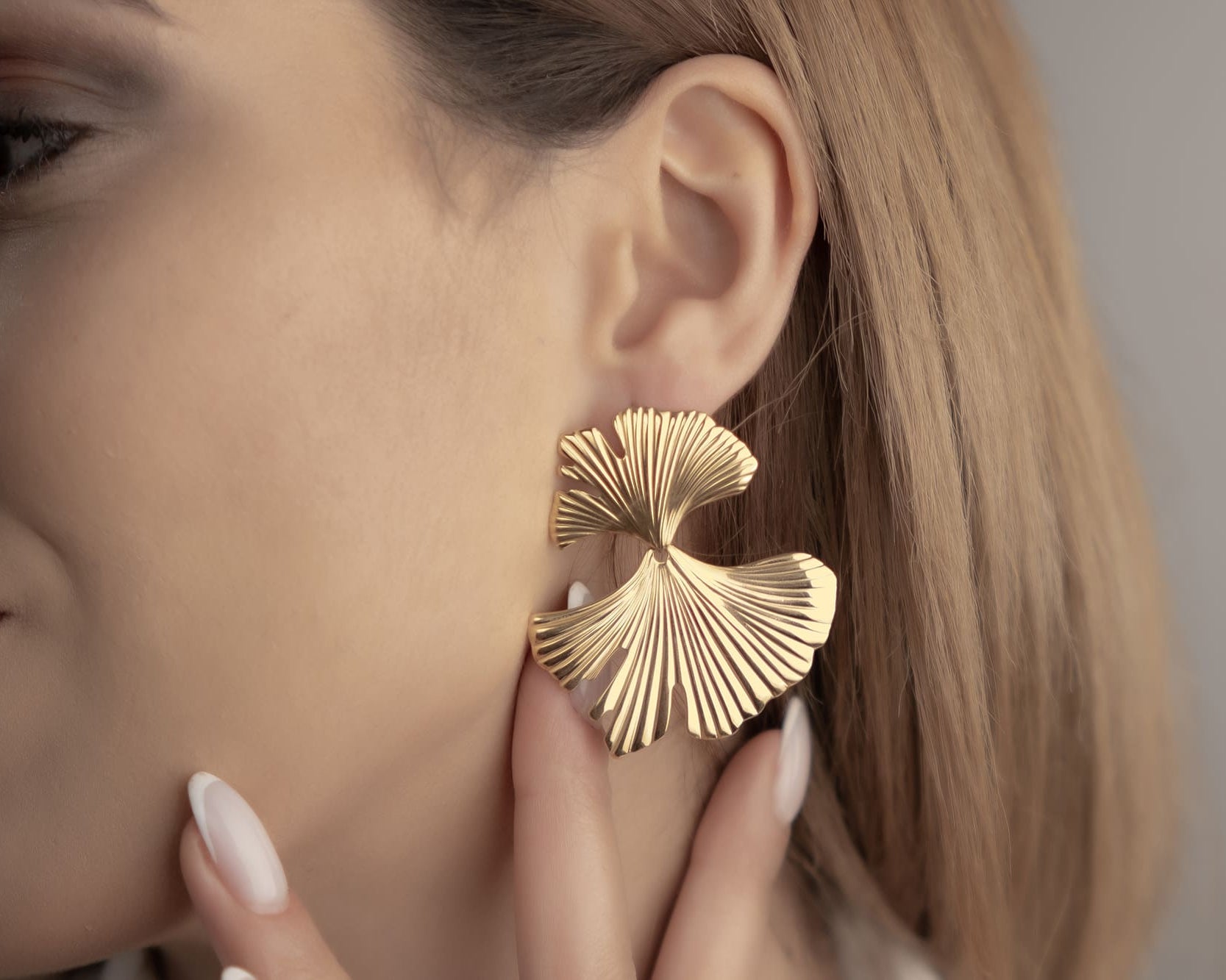 Hängende Blatt-Ohrringe in Gold, Nature Inspired Jewelry Trend