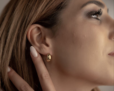 Bold Gold Trend Ohrringe: Breite, glänzende Stecker aus Edelstahl