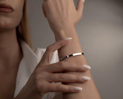 Minimalistisches Bolo Bracelet Silver: Armreif mit Kette kombiniert