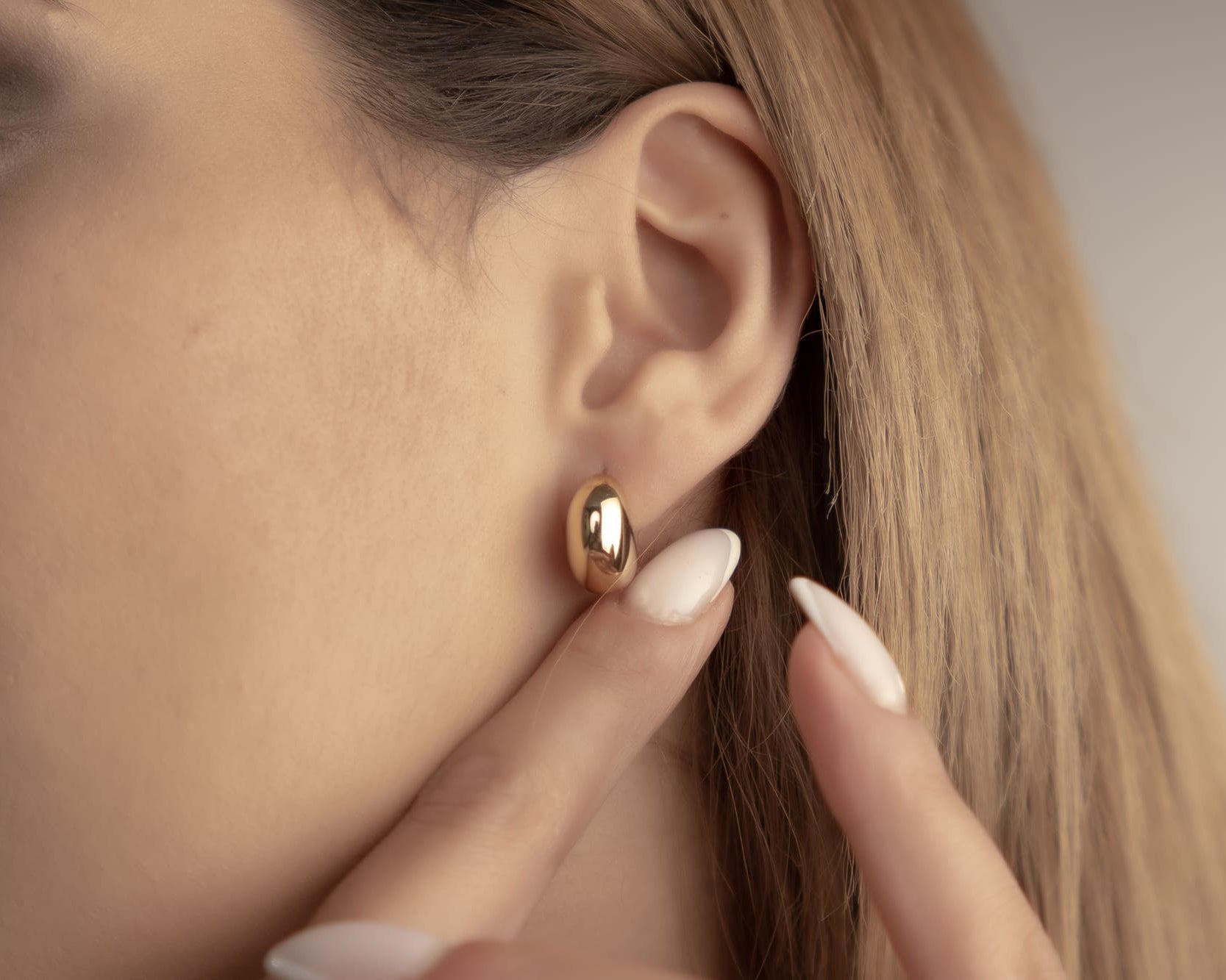 Minimalistischer Goldschmuck passend zum Clean Girl Aesthetic Trend
