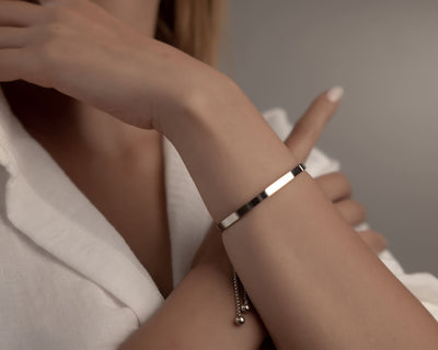 Eleganter Armreif fürs Büro: Schlichtes Silber Design für Damen