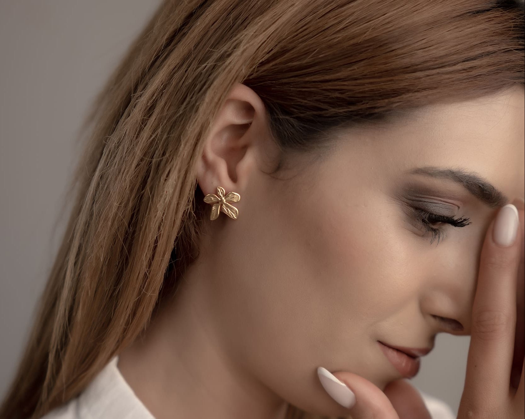 Flower Studs in Gold, naturinspirierter Schmuck mit Textur