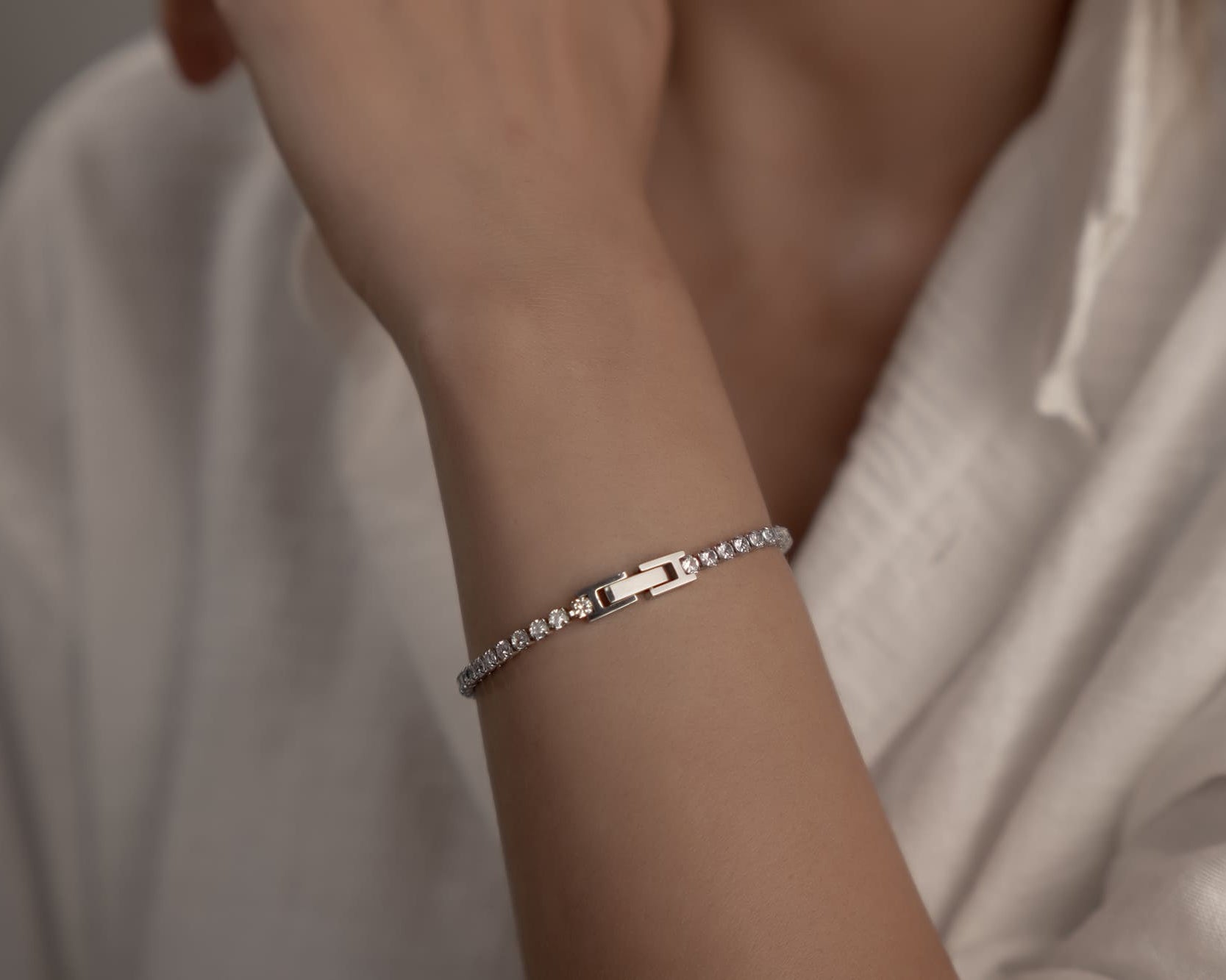 Geschenk für Frau in Luxus Optik: Silbernes Armband mit Steinen