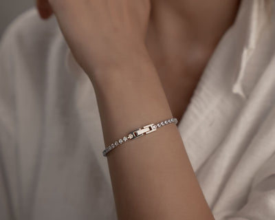 Geschenk für Frau in Luxus Optik: Silbernes Armband mit Steinen