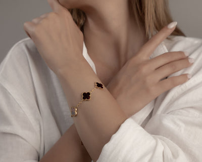 Romantisches Schmuckgeschenk für Freundin: Rotes Glücksarmband