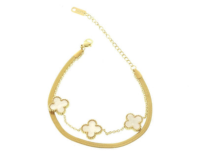 Goldenes Layering-Armband mit weissen Kleeblättern und Schlangenkette, Modell Felicity