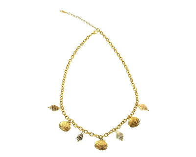 Goldene Halskette mit Mix aus Gold-Anhängern und echten Meeresschnecken, Modell Calypso