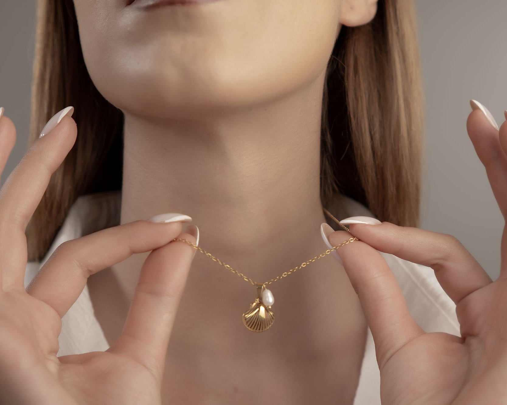 Filigrane Goldkette mit Muschel und Perlen-Detail