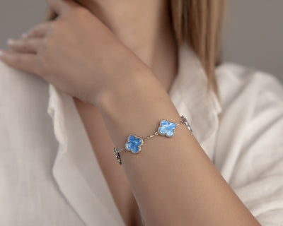 Armband mit Motiven in blauer Perlmutt-Optik und Silber