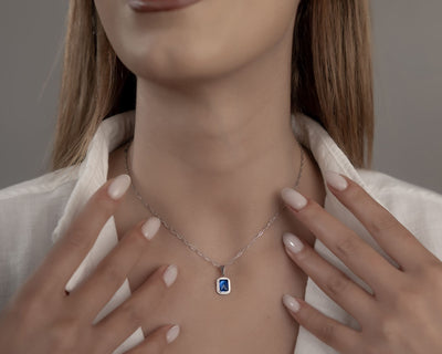 Sapphire Pendant Necklace Silver: Eleganter Halsschmuck mit blauem Zirkonia