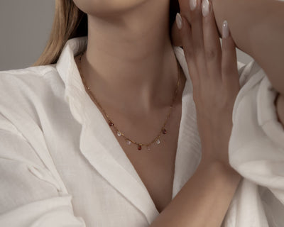 Goldener Schmuck mit rubinroten Akzenten als Geschenkidee