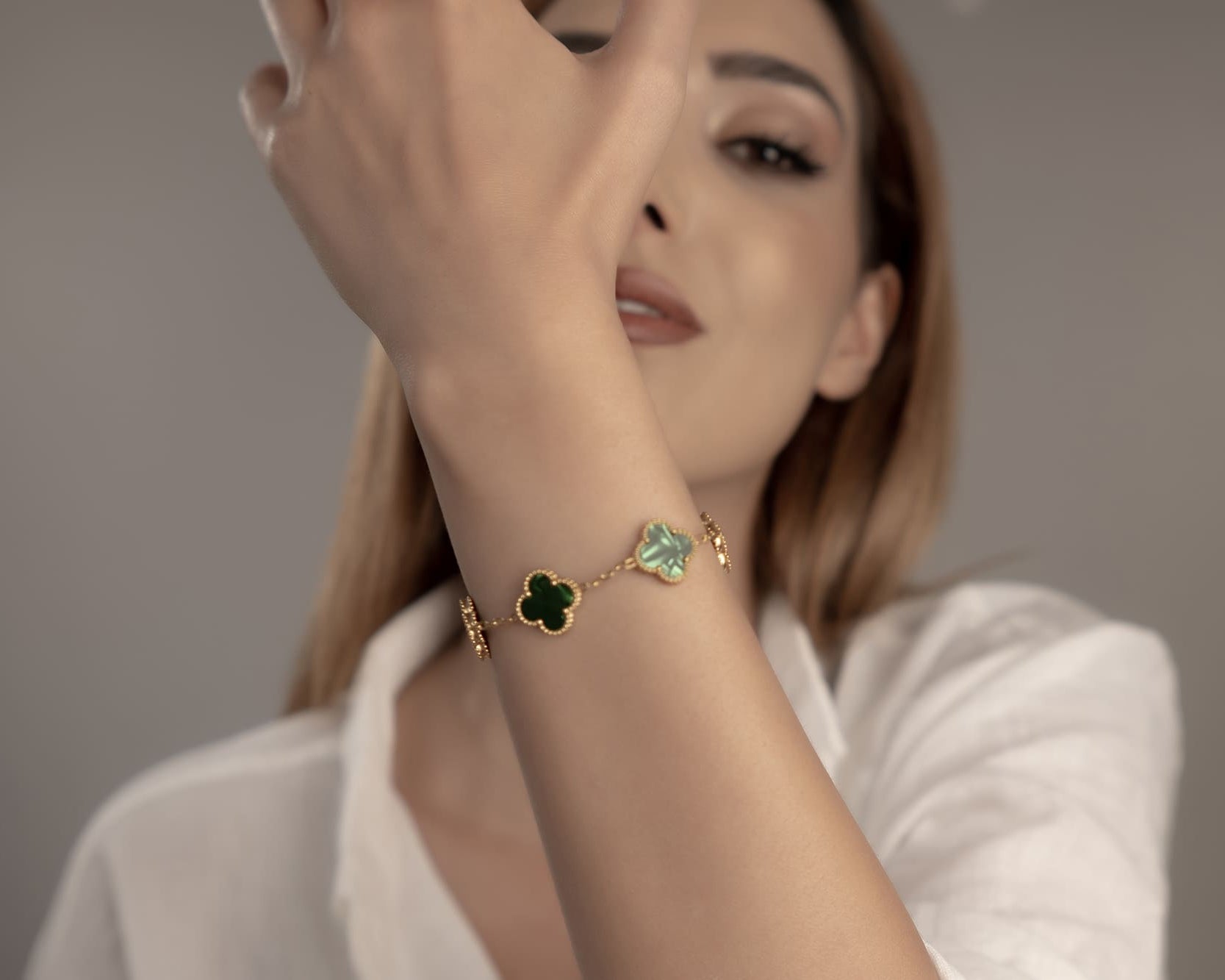 Damenarmband in Gold und Smaragdgrün, elegante Optik