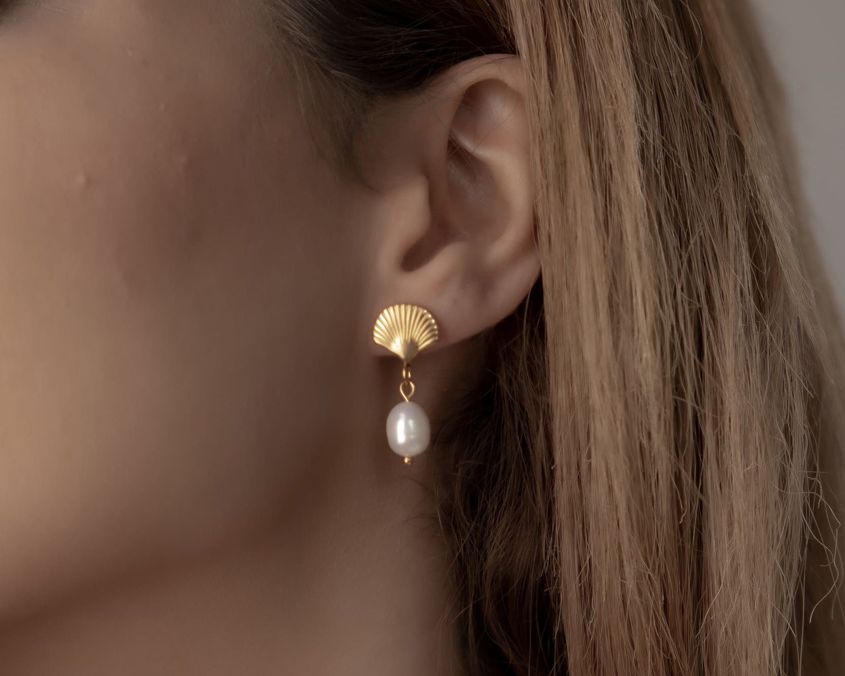 Perfekter Sommerschmuck: Goldene Ohrringe im Muschel-Design