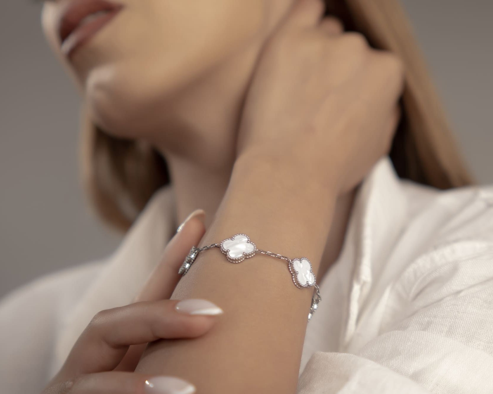 Weisser Sommerschmuck für Damen: Silberarmband wasserfest