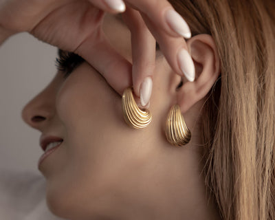 Auffälliger Statement-Schmuck in Gold mit muschelartiger Riffelung