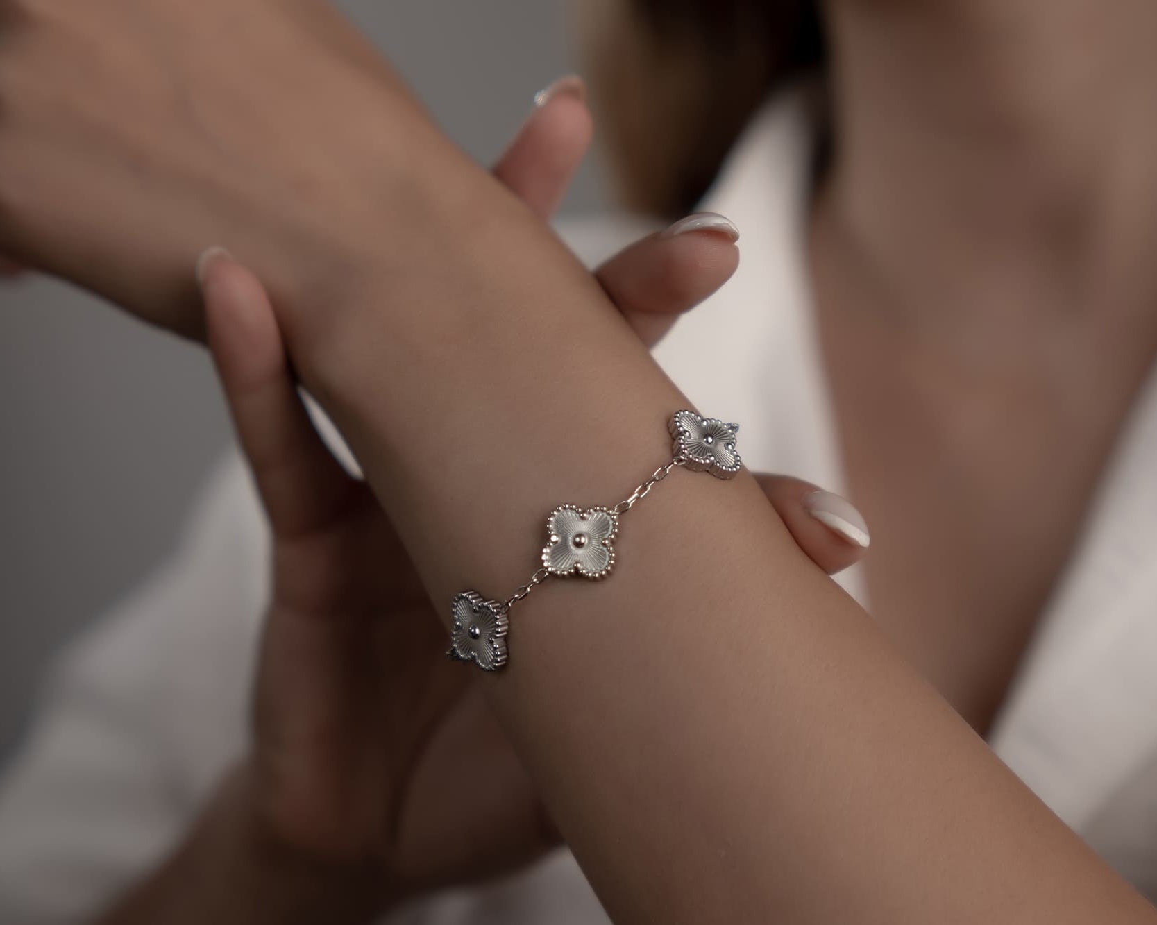 Schmuck mit Sunburst Effekt: Silberarmband strahlend poliert