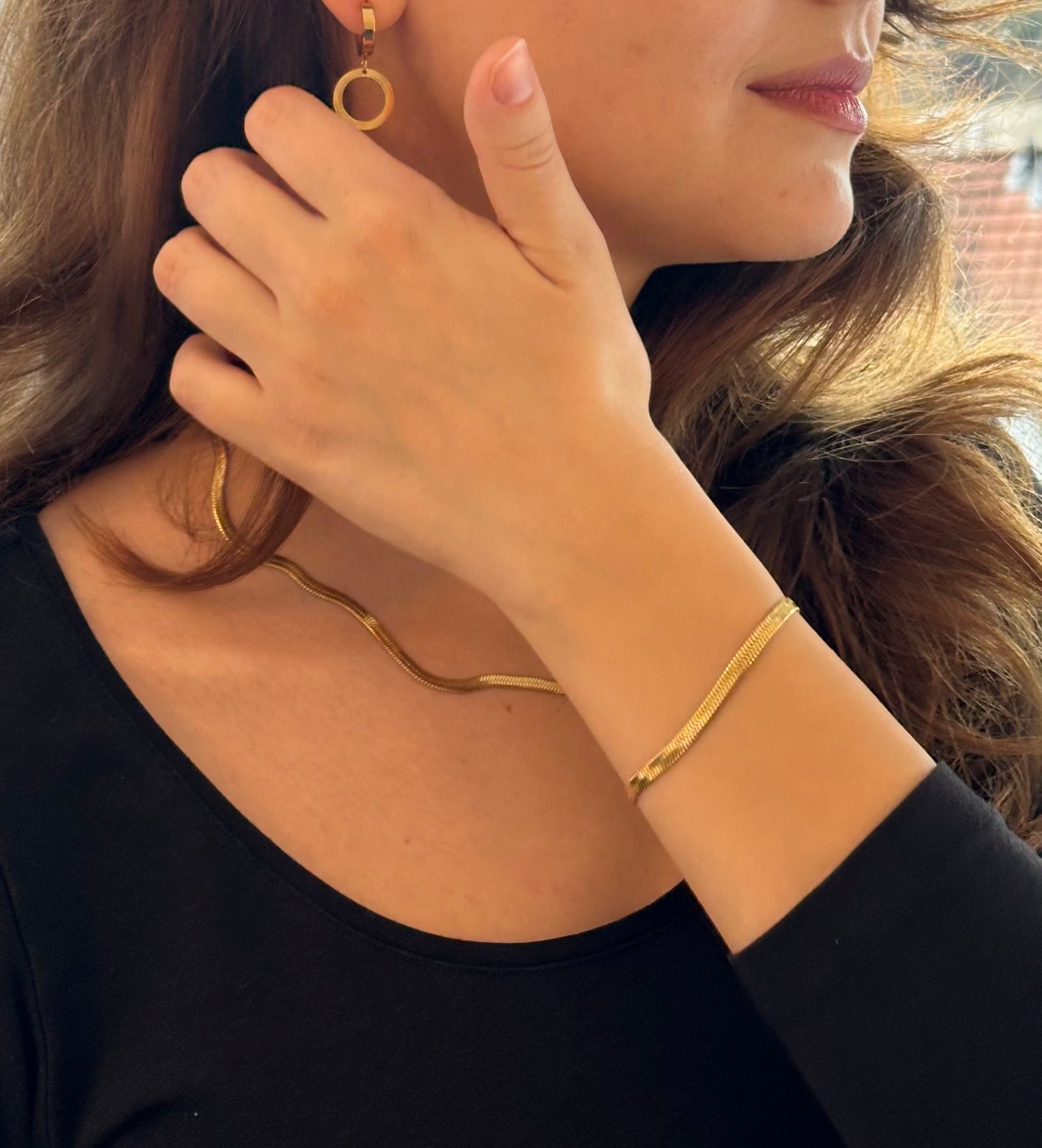 Goldener Schlangenketten-Armschmuck im modernen Design