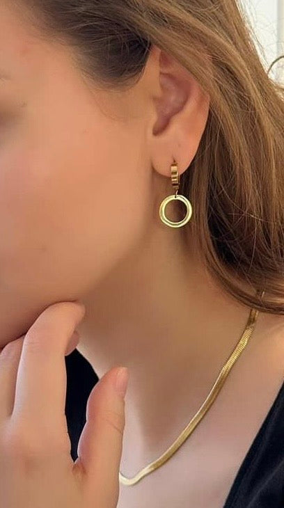 Moderne goldene Creolen Ohrringe mit Anhänger für Damen