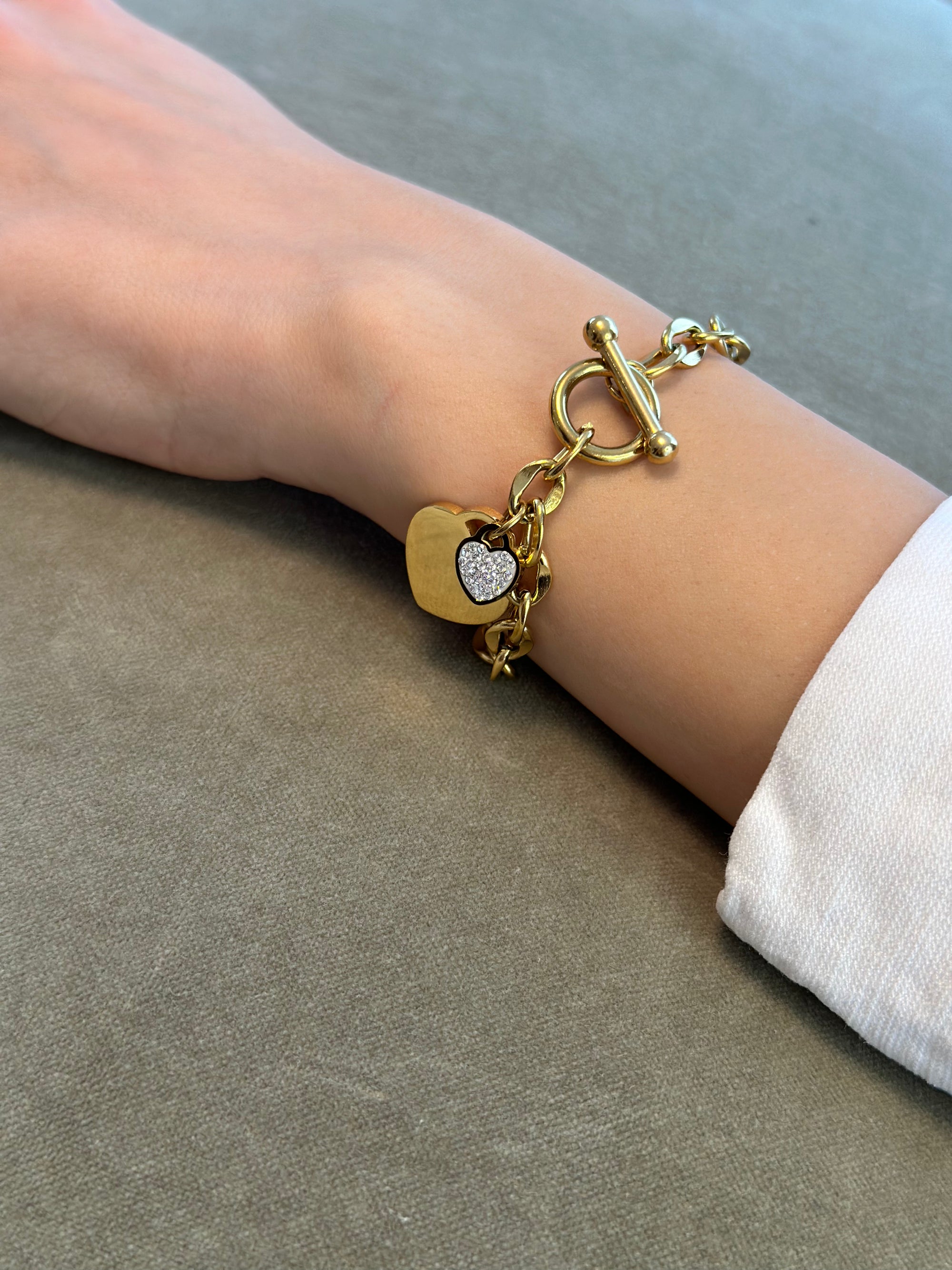 Goldener Damen Armschmuck mit Herzanhängern und Zirkonia