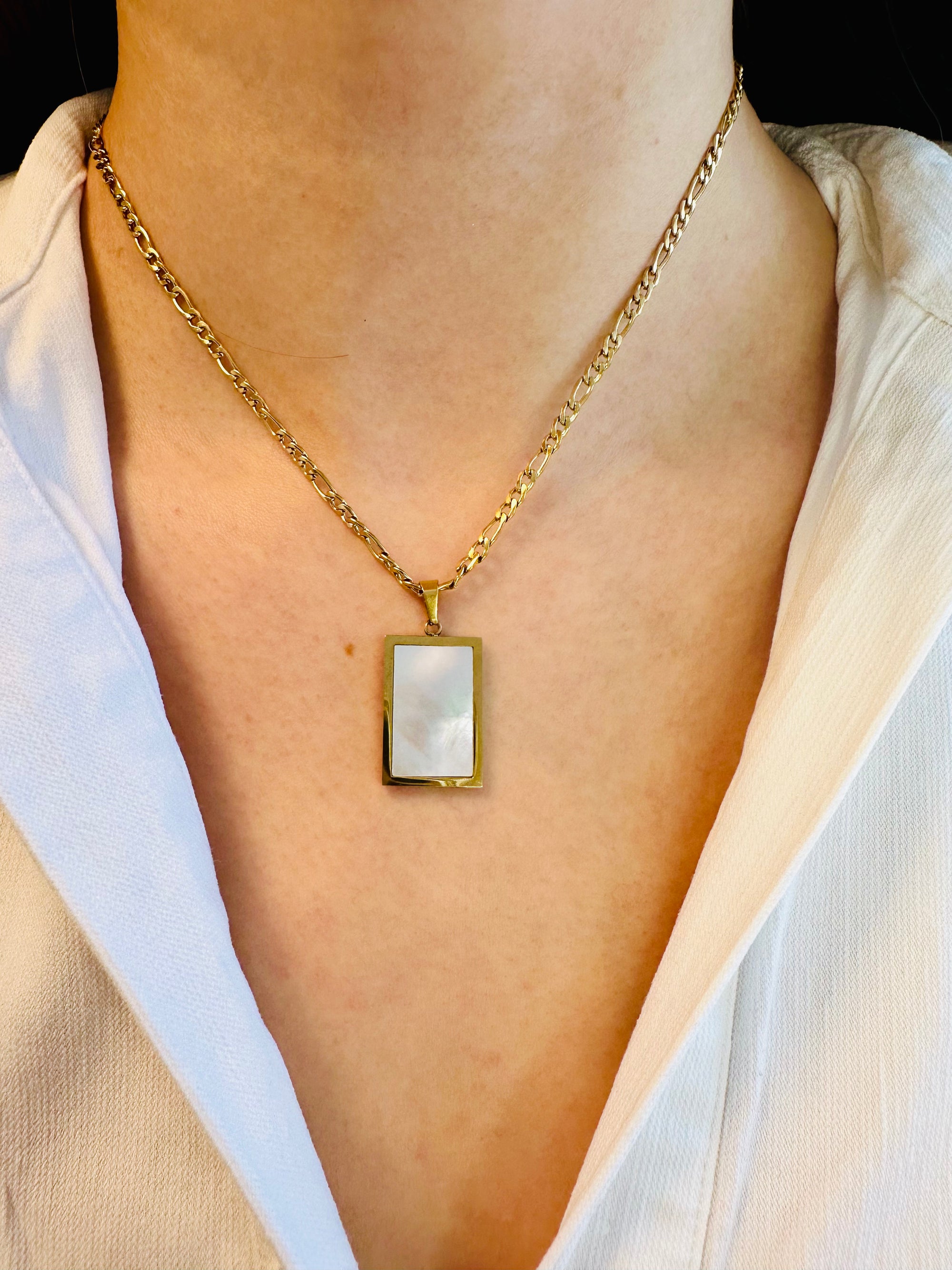 Goldene Damen Halskette mit rechteckigem Perlmutt-Anhänger