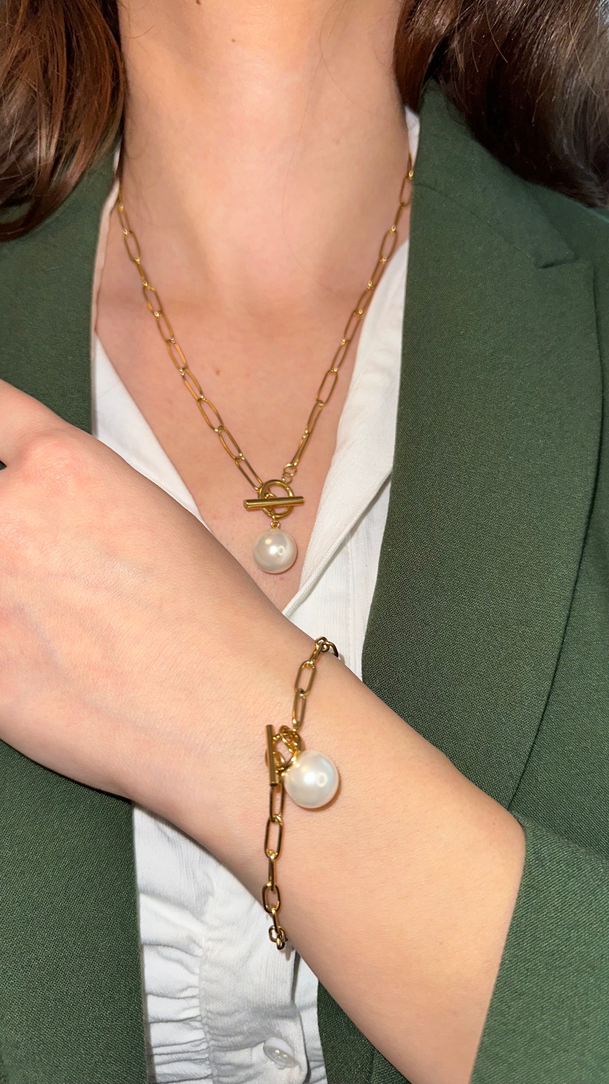 Goldene Damen Halskette mit Gliederdesign und Perlenanhänger