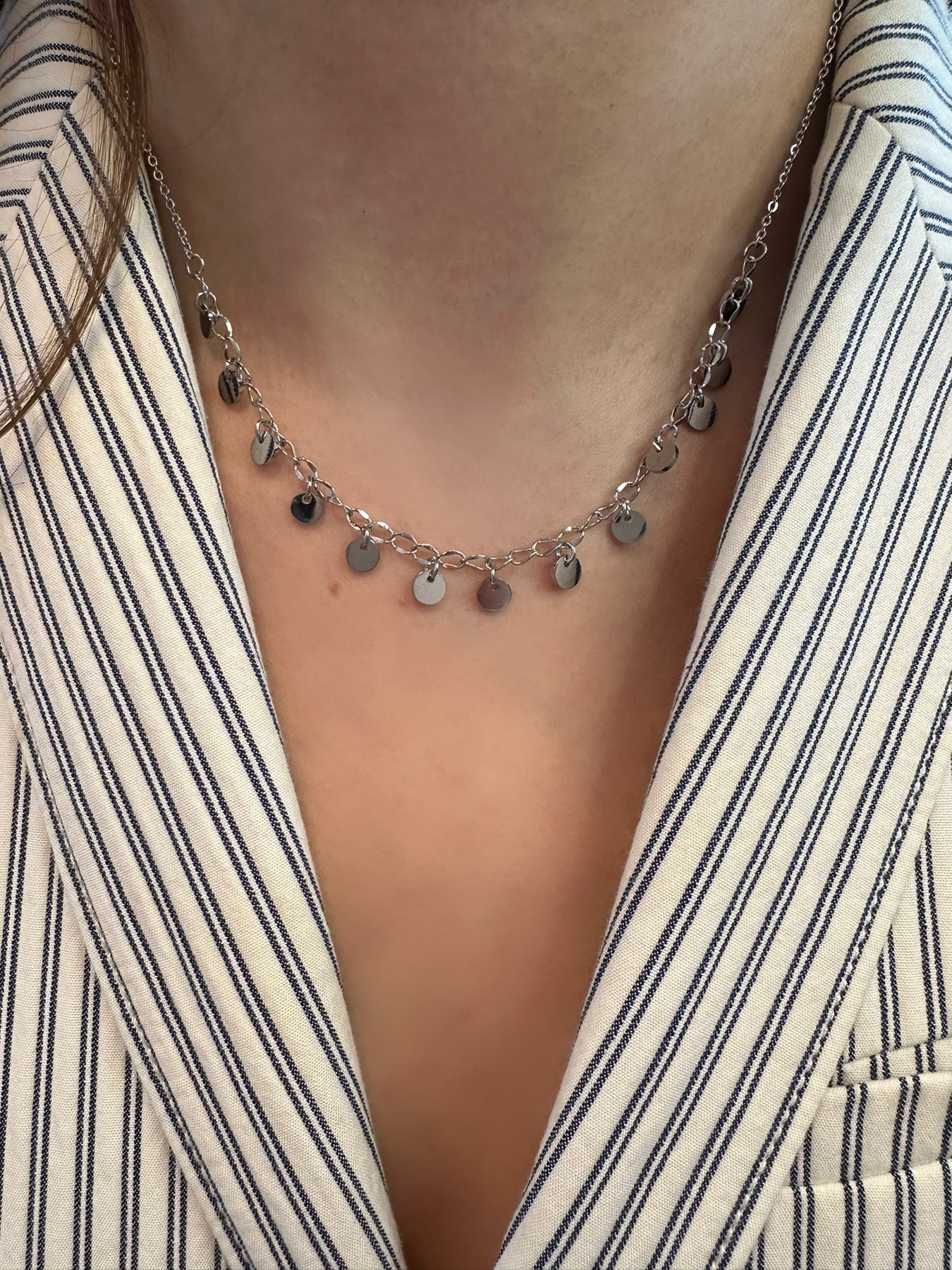 Filigrane Halskette mit Pailletten-Anhängern in Silber