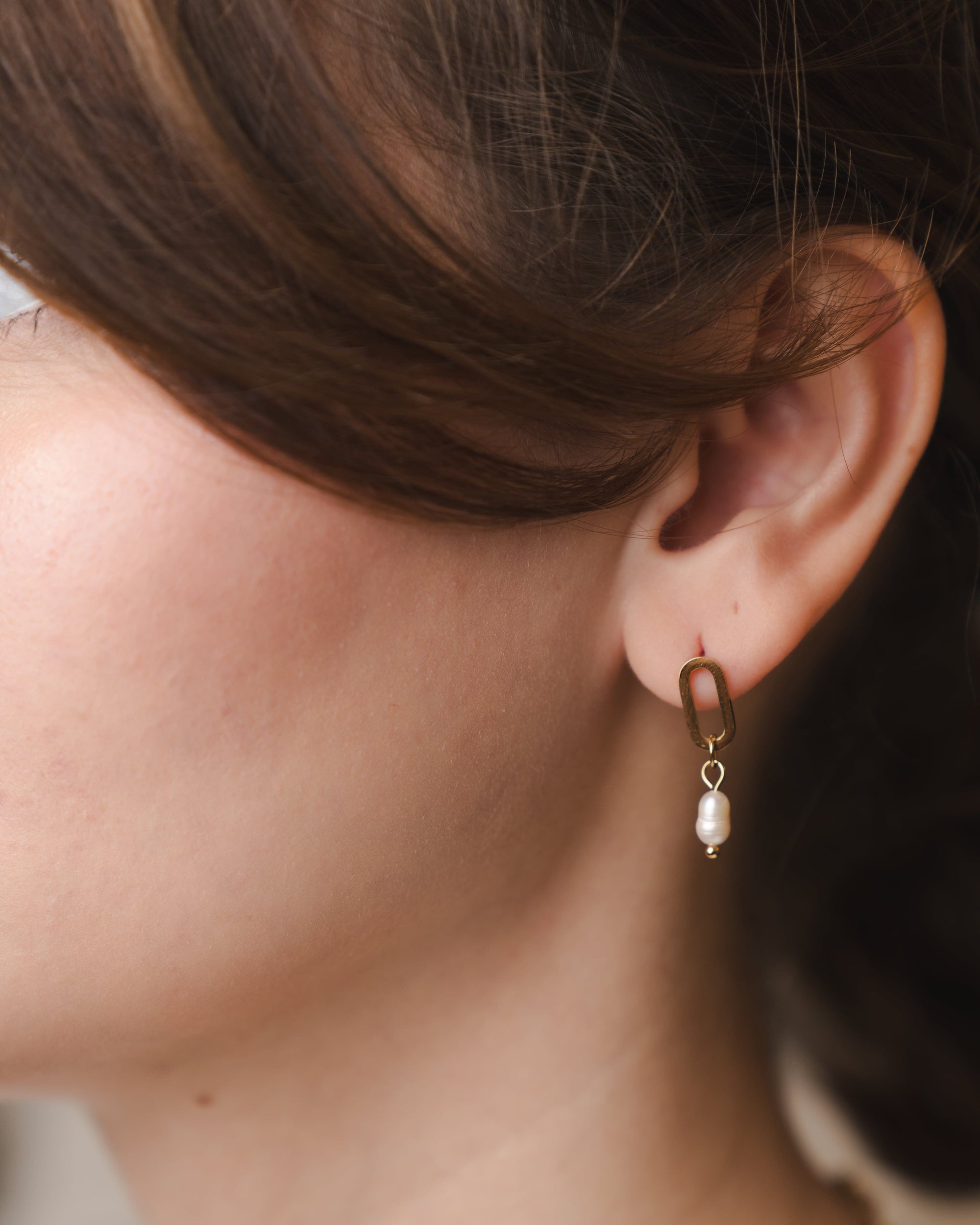 Vergoldete Ohrringe mit Perlen