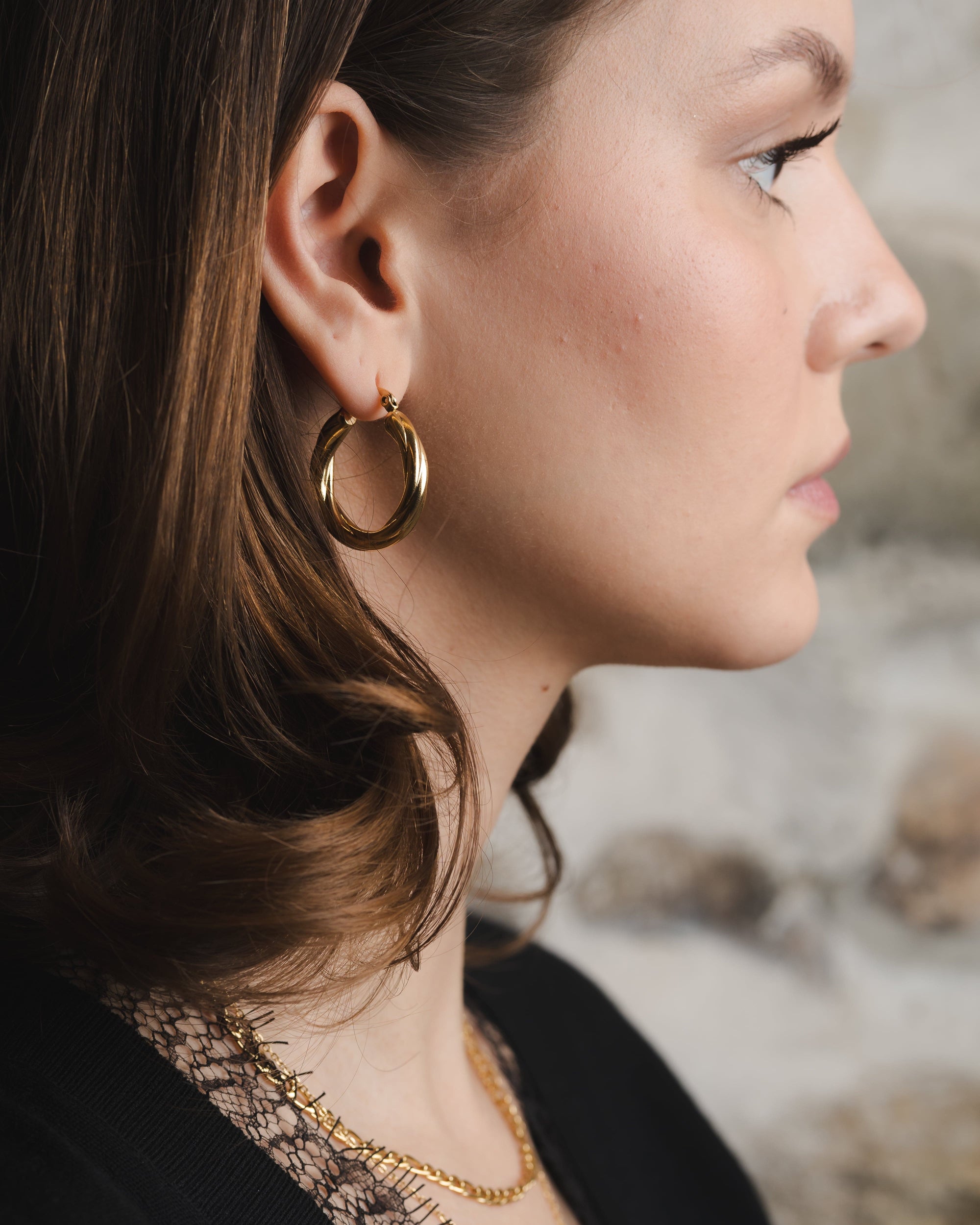 Vergoldete Creolen Ohrringe – Eleganz im Twist-Design