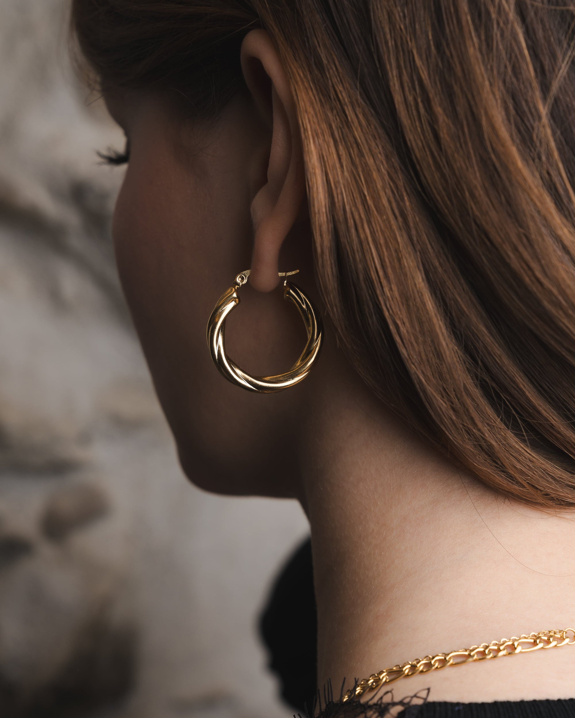 Vergoldete Creolen Ohrringe – Eleganz im Twist-Design