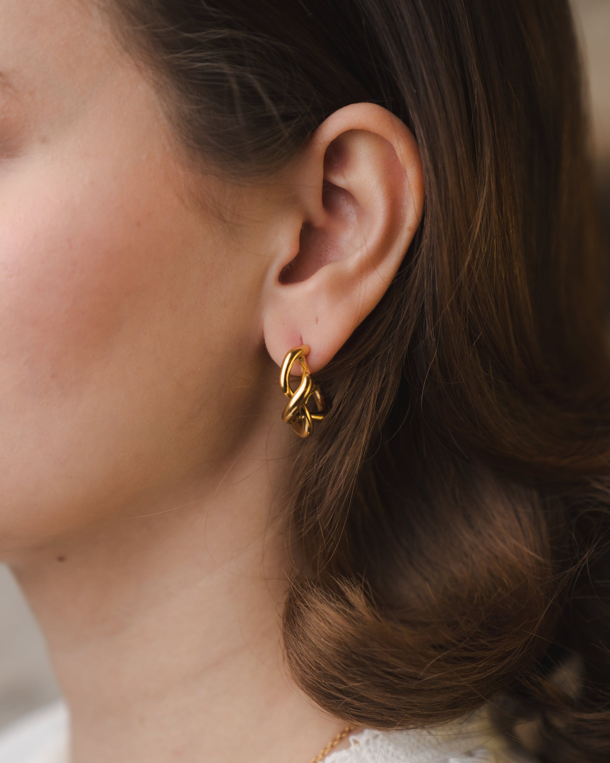 Vergoldete Ohrringe – Offenes Knotendesign
