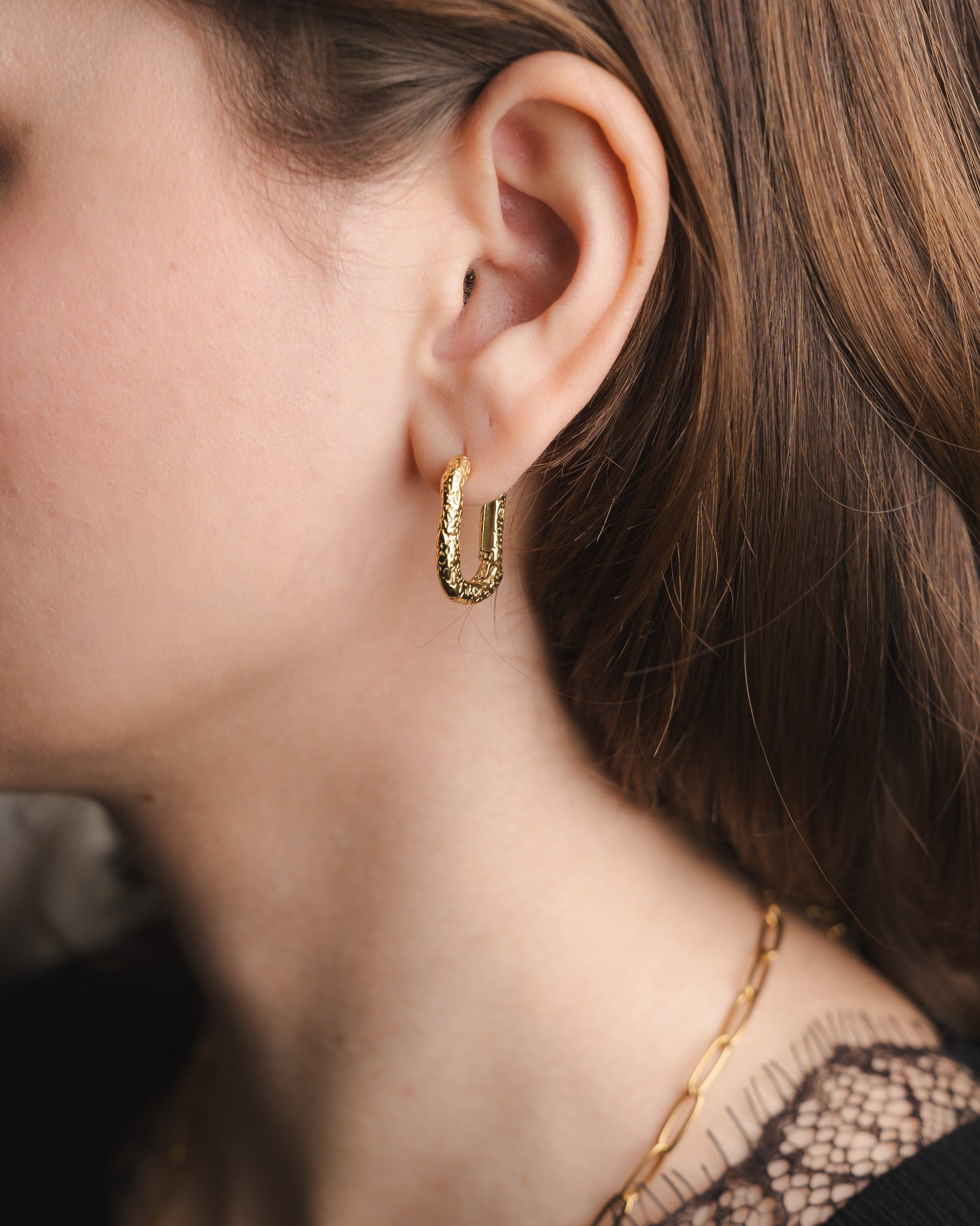 Rechteckige Creolen mit geprägtem Muster – Goldene Eleganz