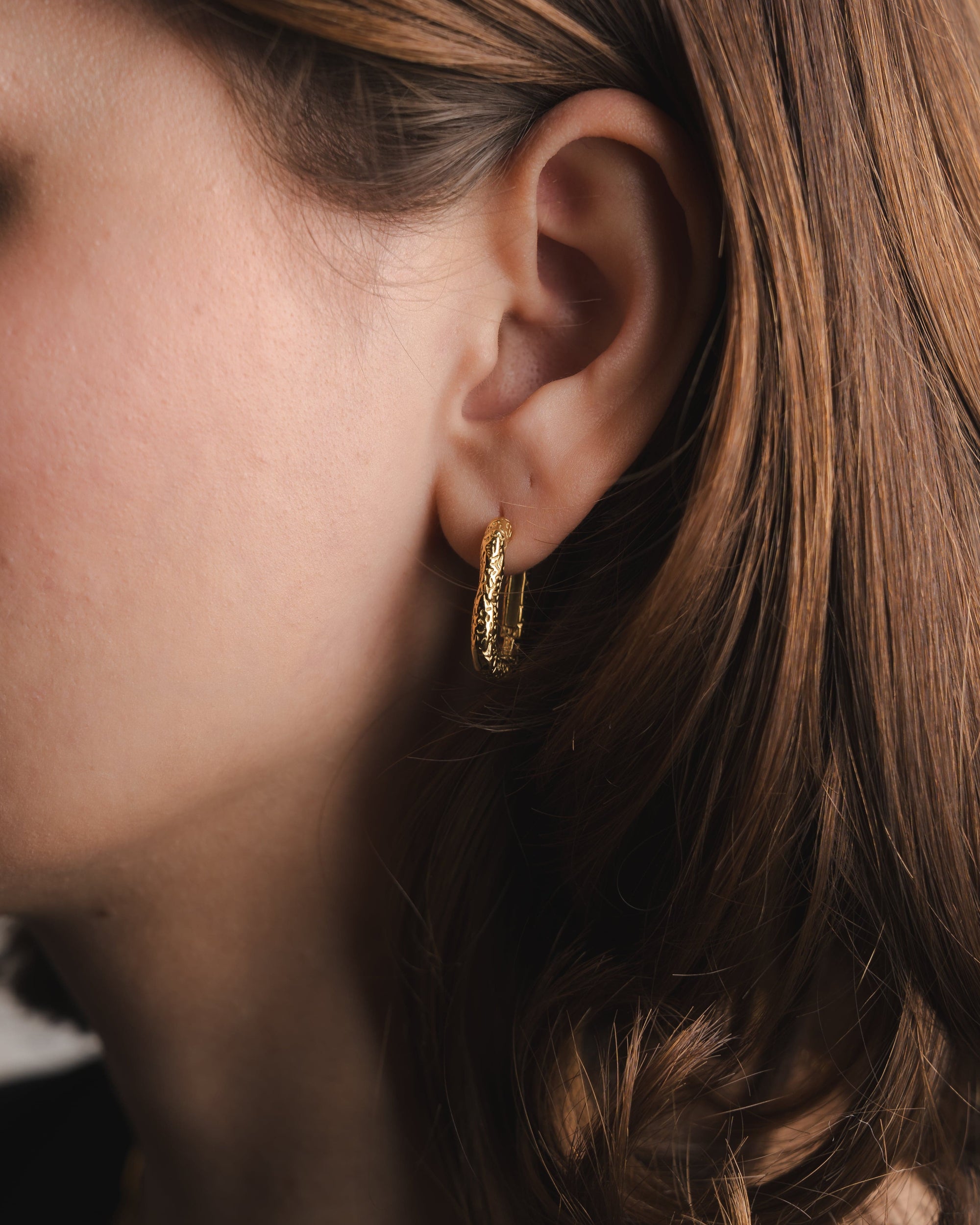 Rechteckige Creolen mit geprägtem Muster – Goldene Eleganz