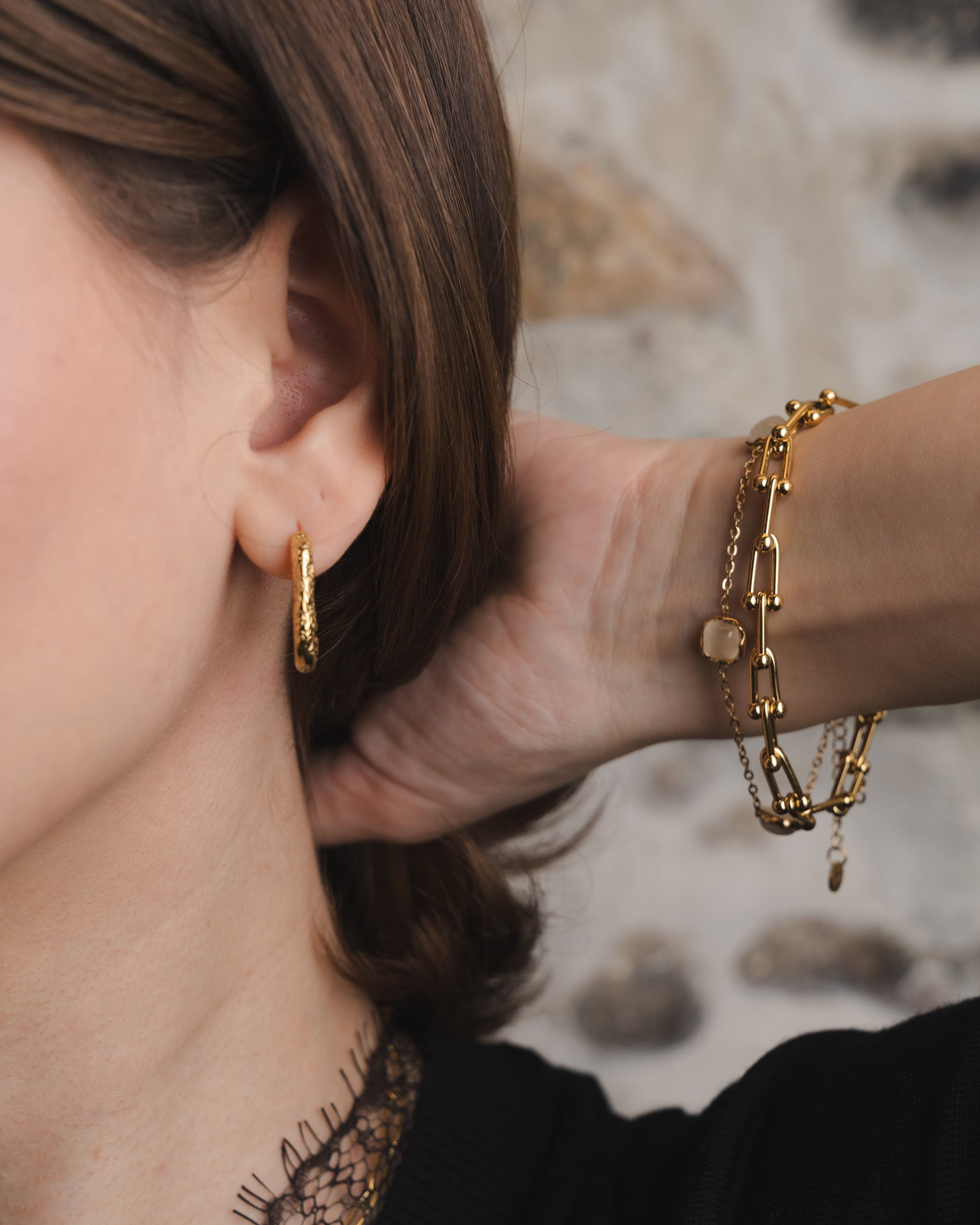 Rechteckige Creolen mit geprägtem Muster – Goldene Eleganz