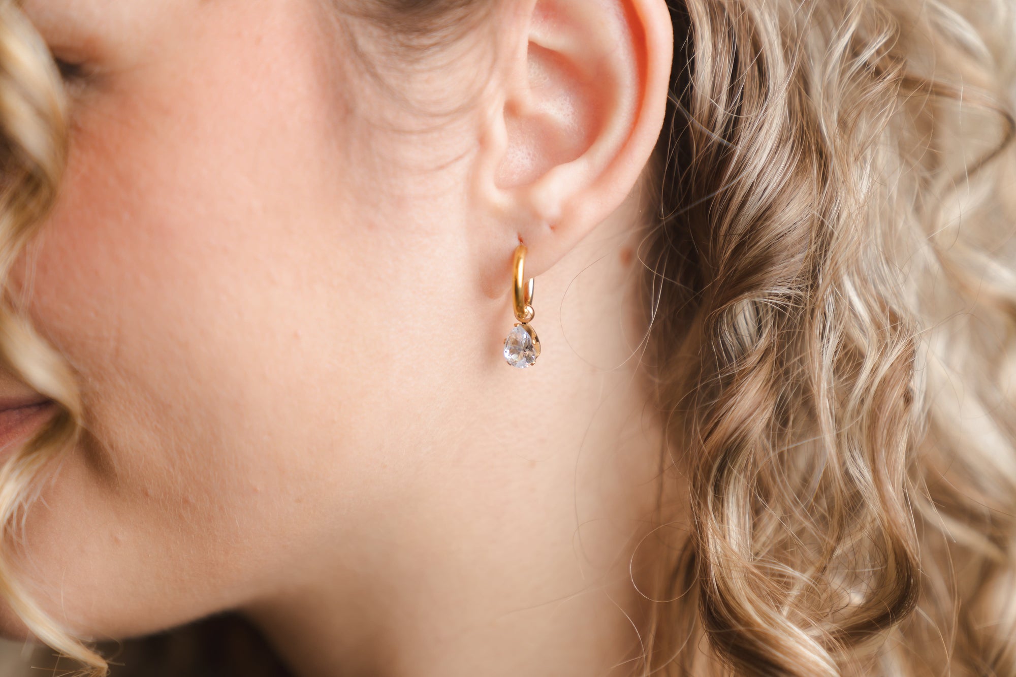 Vergoldete Creolen Ohrringe mit funkelndem Zirkonia-Anhänger