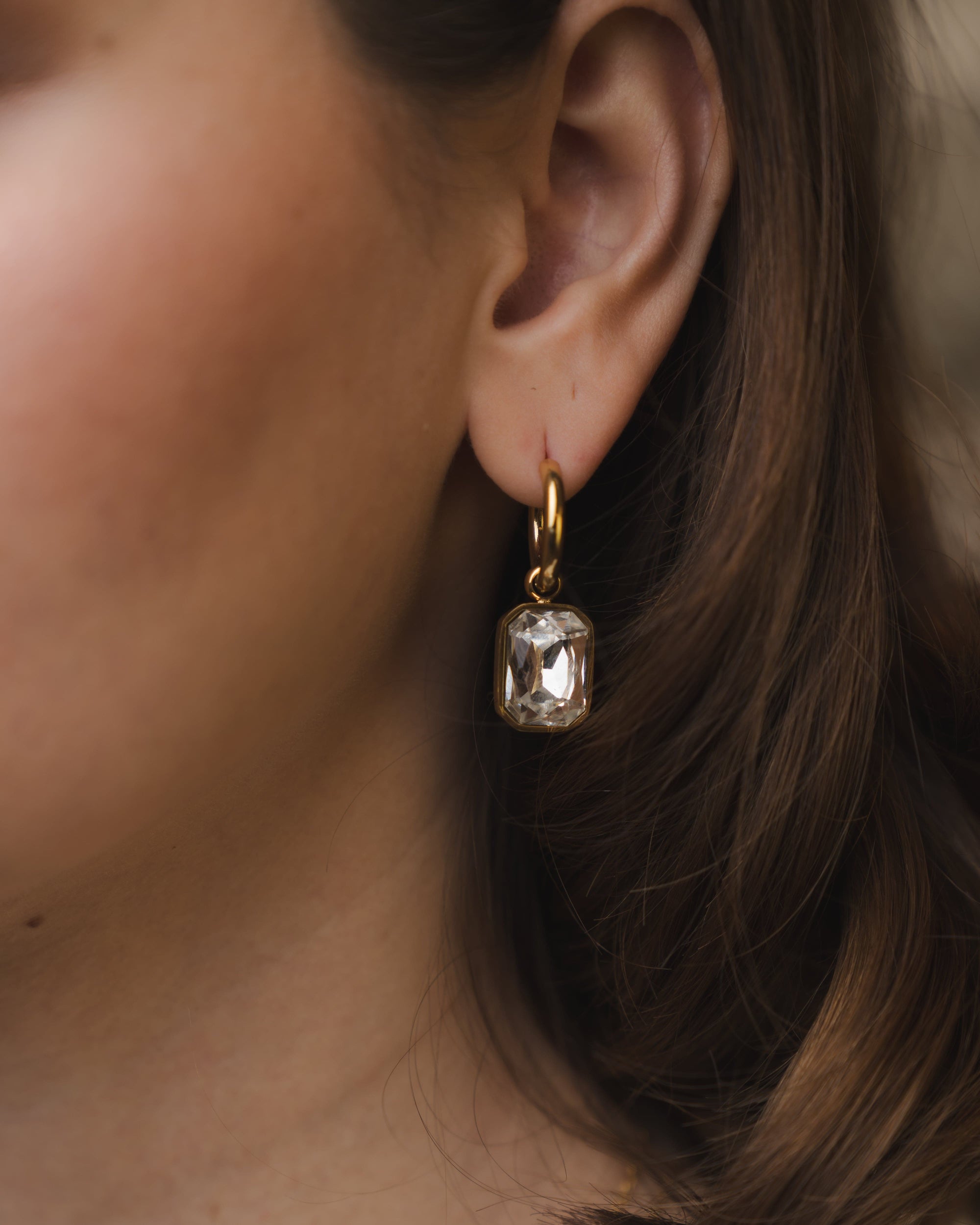 Vergoldete Creolen Ohrringe mit rechteckigem Zirkonia-Anhänger