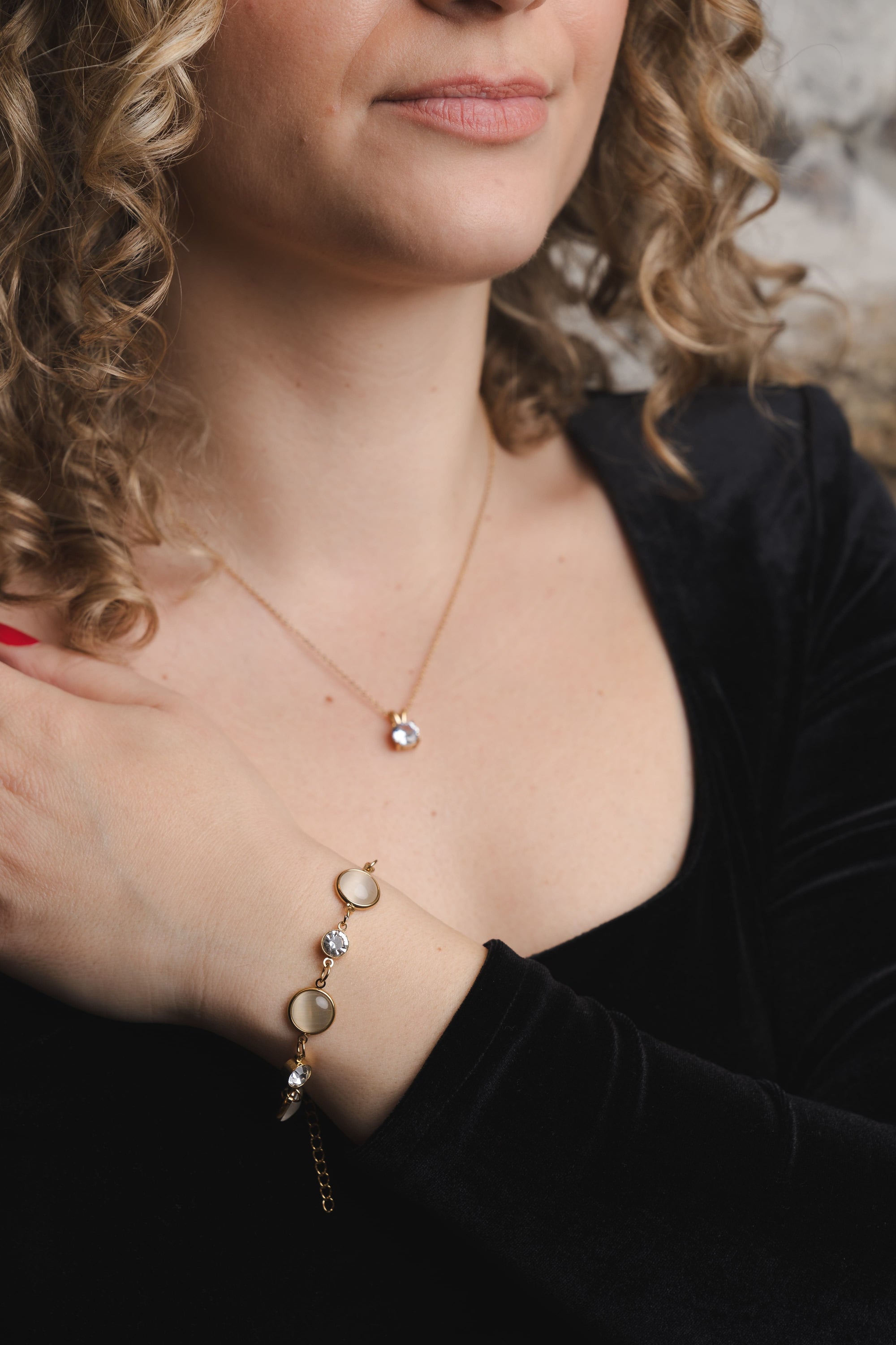 Goldenes Armschmuck mit Perlen und Zirkonia