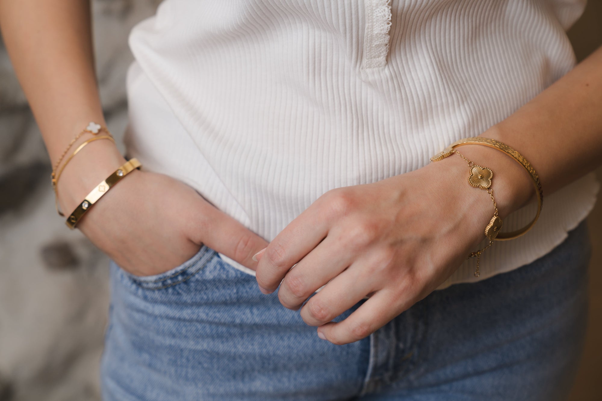 Goldenes Armschmuck mit Kleeblatt und Perlmutt