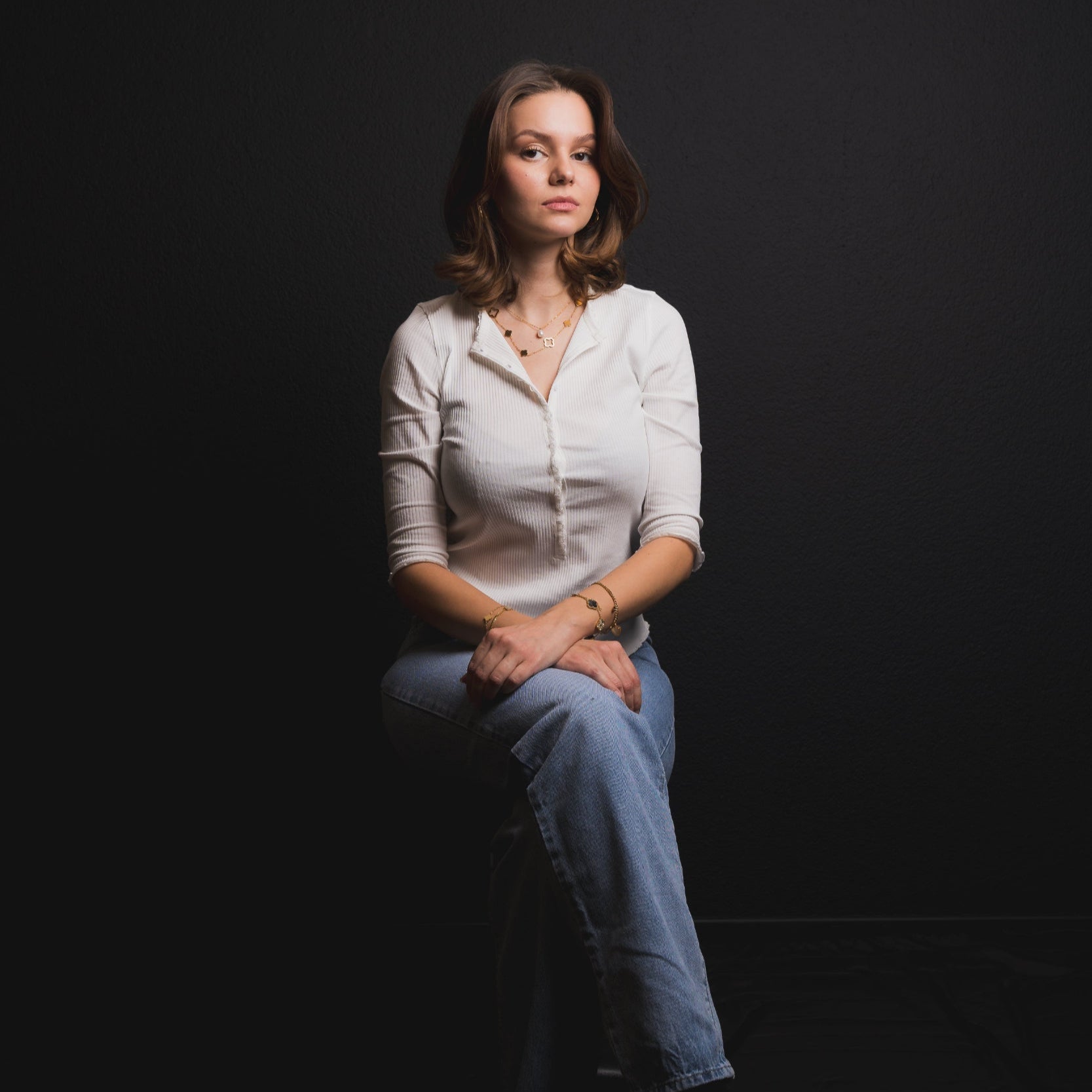 Goldenes Armschmuck mit Herz-Anhänger und Perlen