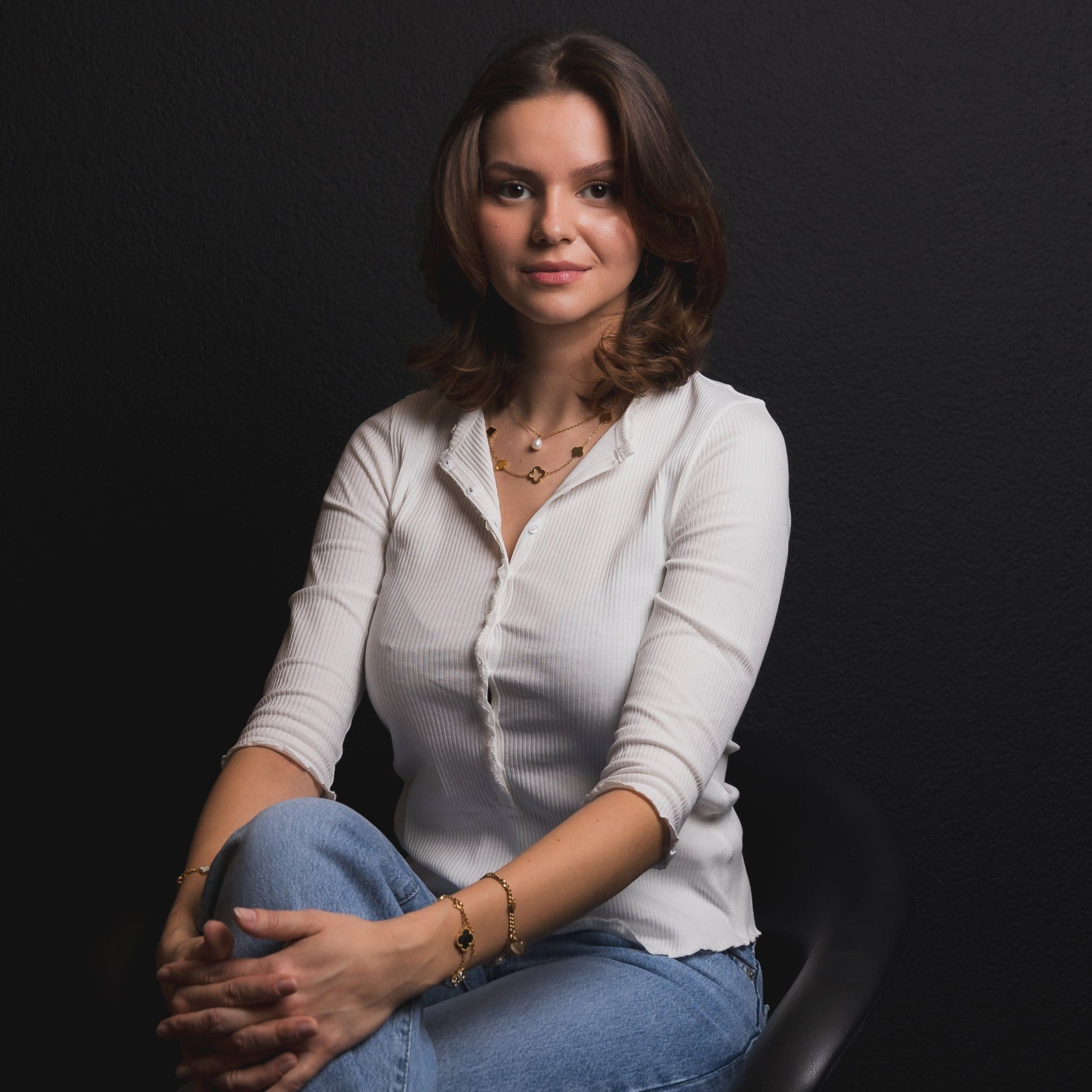 Goldenes Armschmuck mit Herz-Anhänger und Perlen