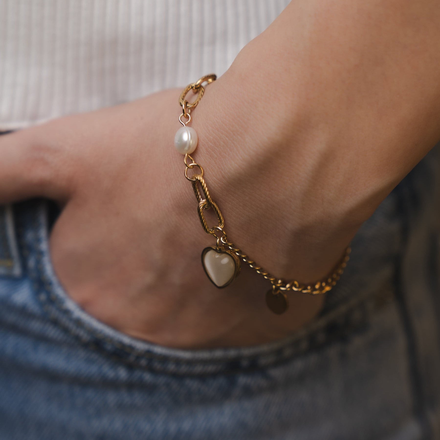 Goldenes Armschmuck mit Herz-Anhänger und Perlen