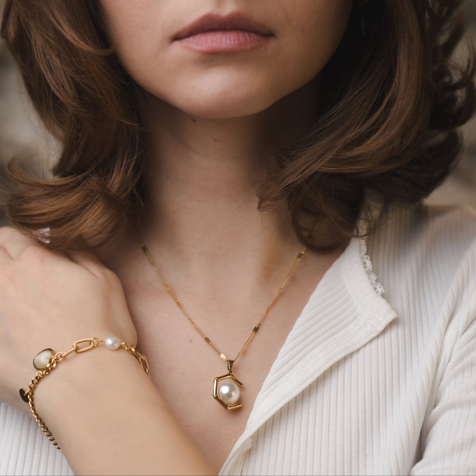 Goldenes Armschmuck mit Herz-Anhänger und Perlen