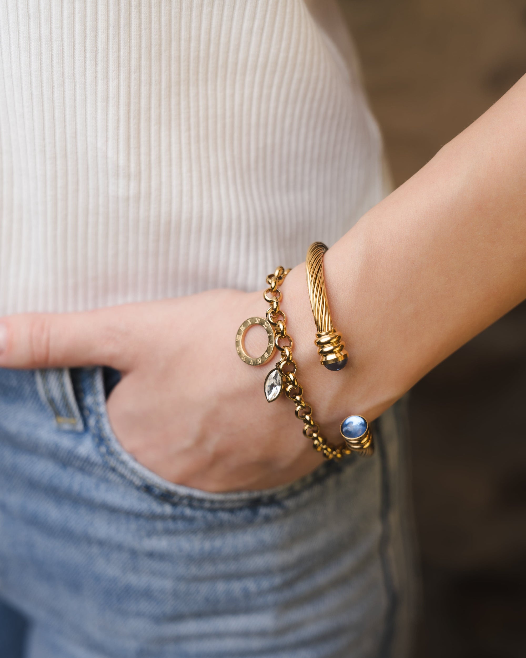 Goldenes Armschmuck mit römischen Ziffern und Zirkonia