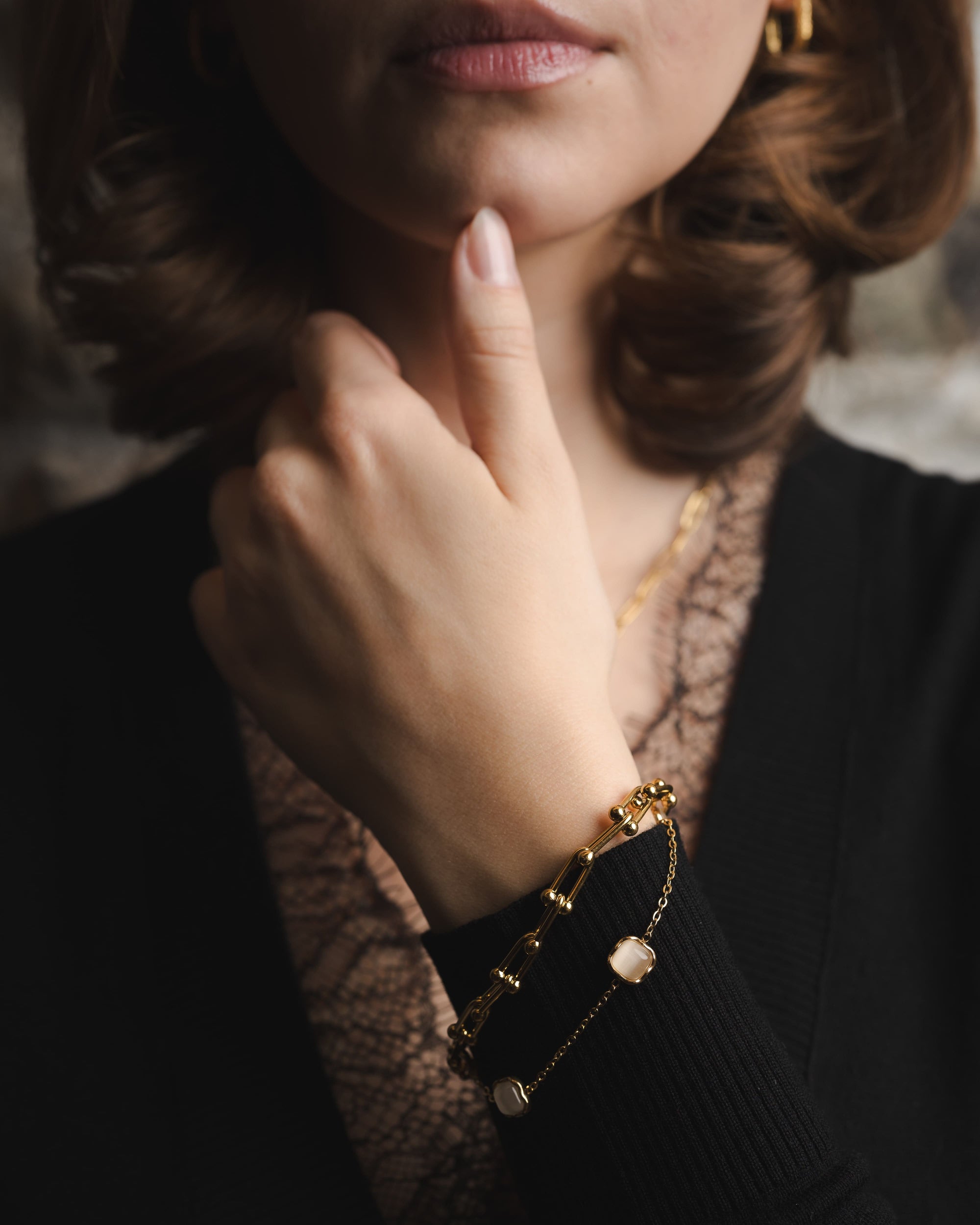 Goldenes Armschmuck mit dezenten Schmucksteinen