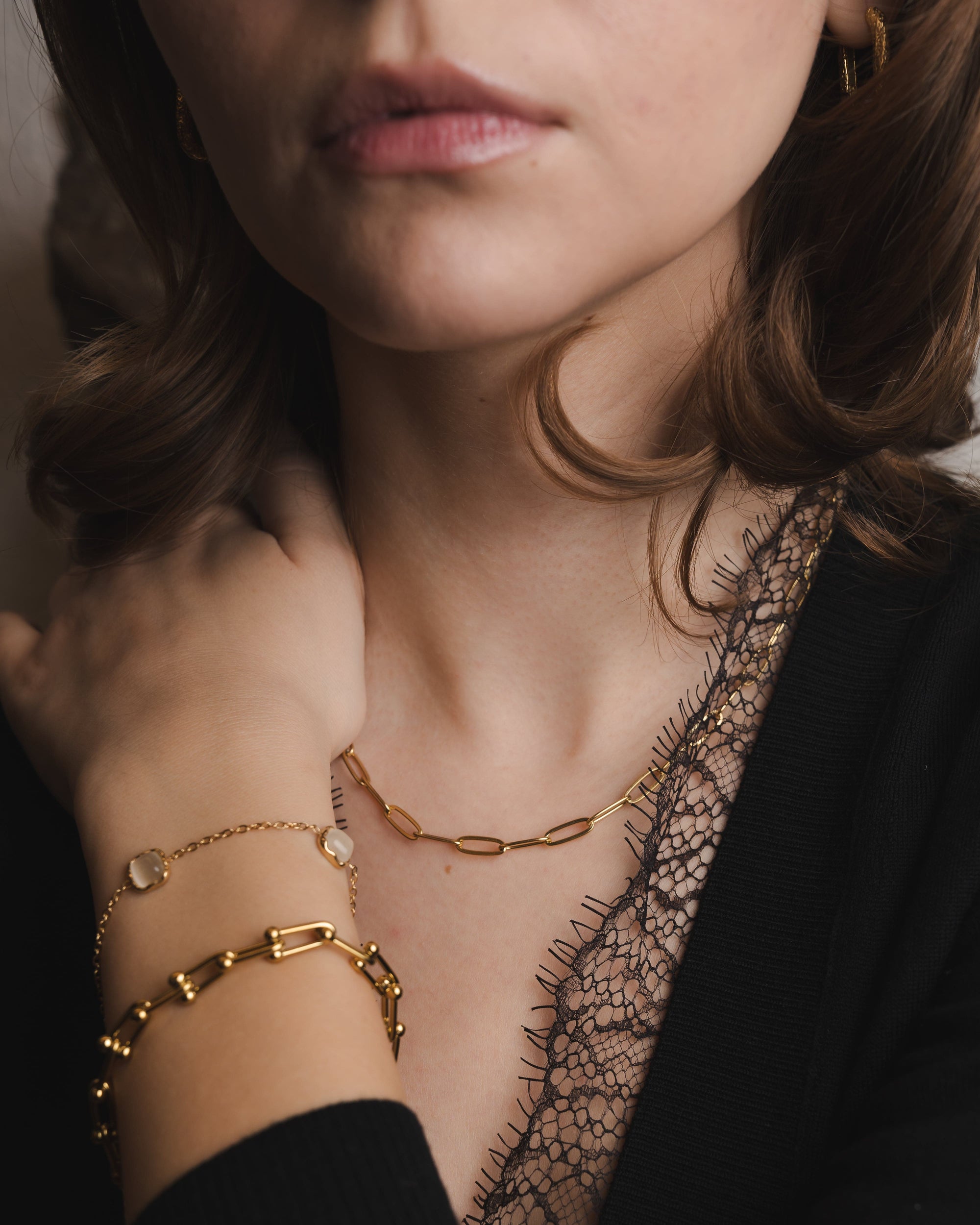 Goldenes Armschmuck mit dezenten Schmucksteinen