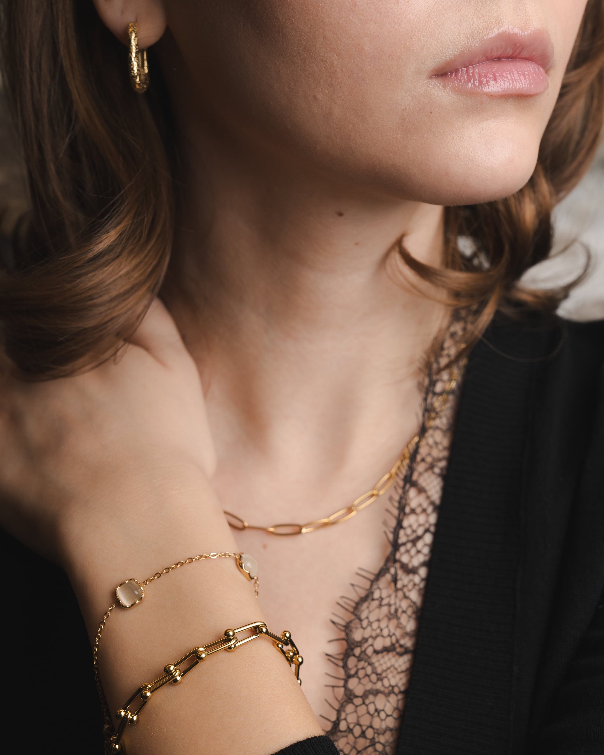 Goldenes Armschmuck mit Kugel-Details – Modernes Design