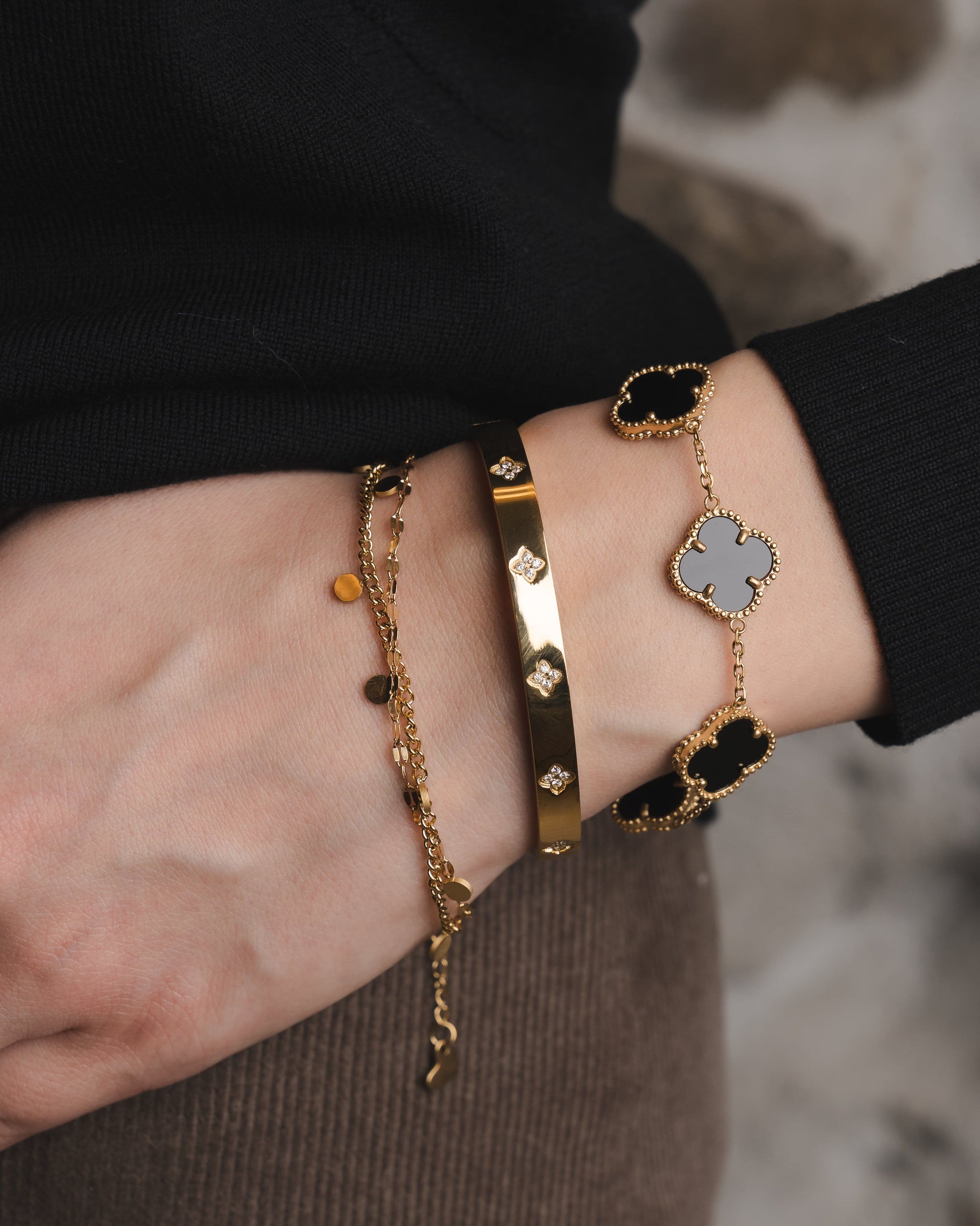 Zweireihiges Armschmuck mit goldenen Plättchen