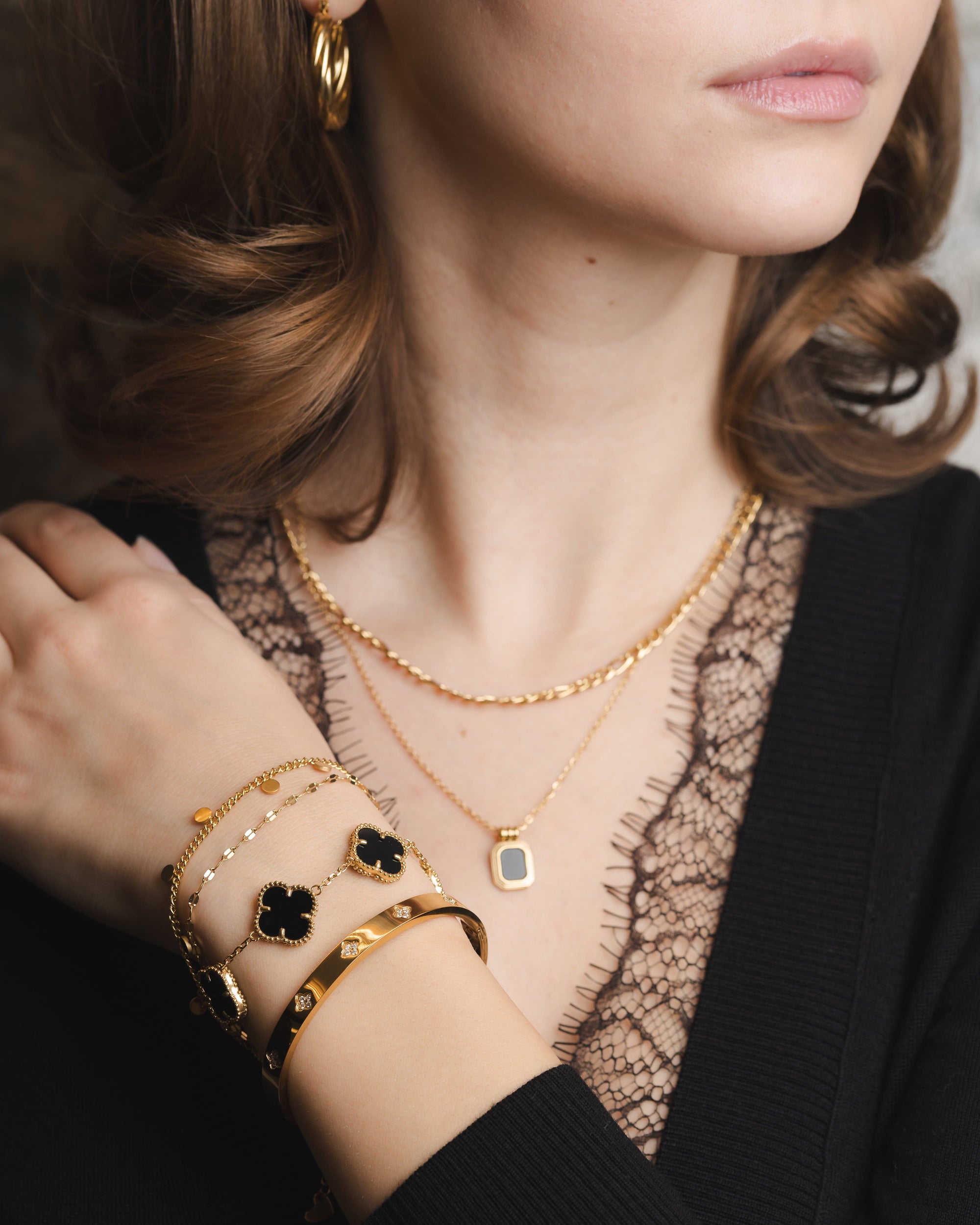 Zweireihiges Armschmuck mit goldenen Plättchen