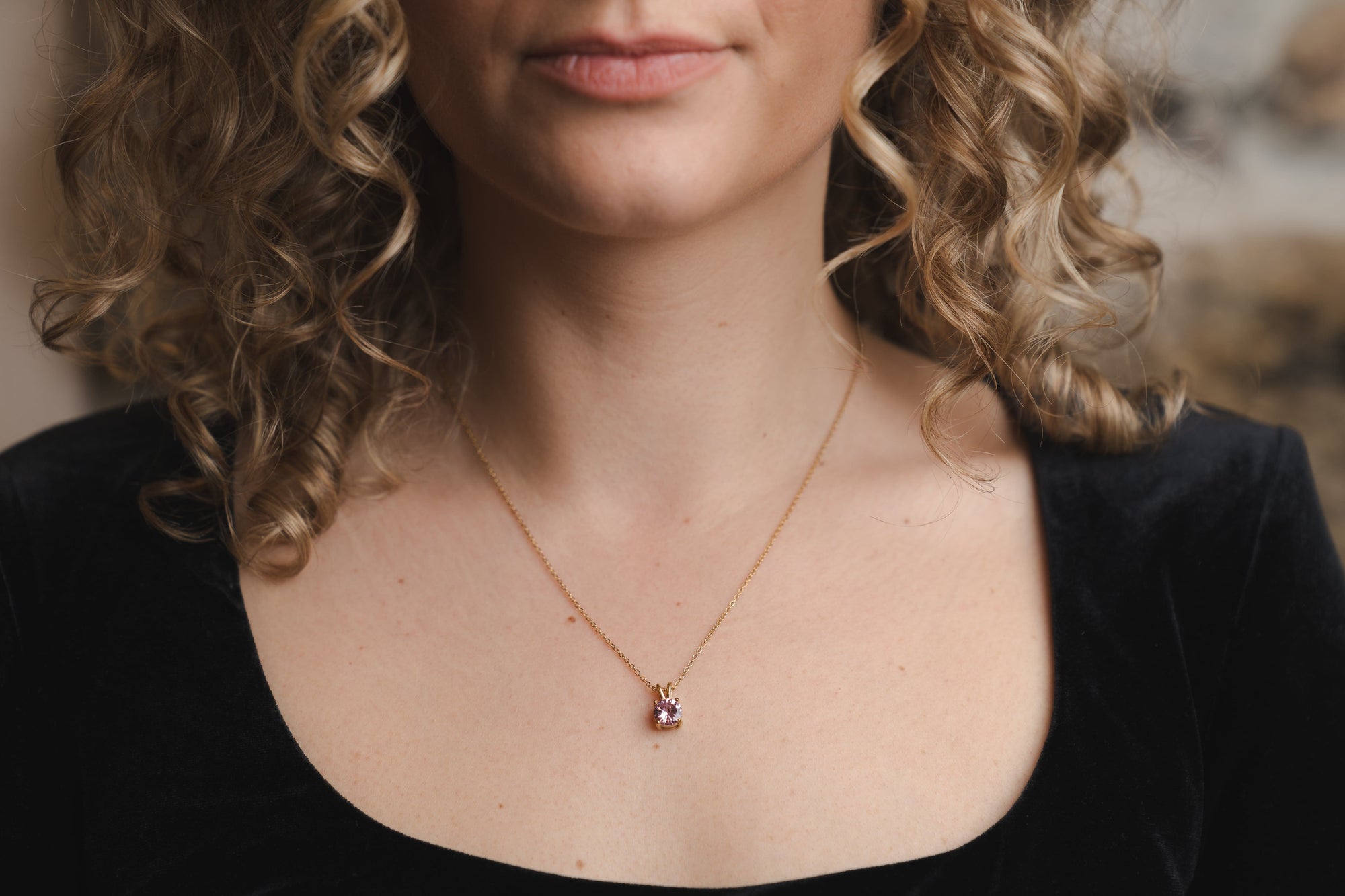 Goldene Halskette mit rosa Zirkonia-Anhänger – Zarte Eleganz