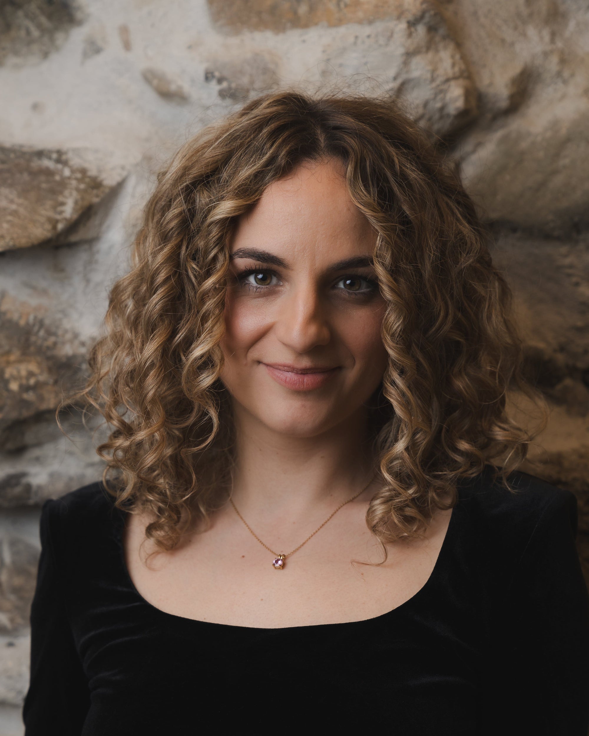 Goldene Halskette mit rosa Zirkonia-Anhänger – Zarte Eleganz